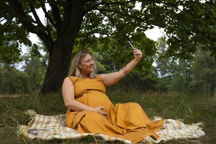 Plus size beauty taking a selfie on the lawn